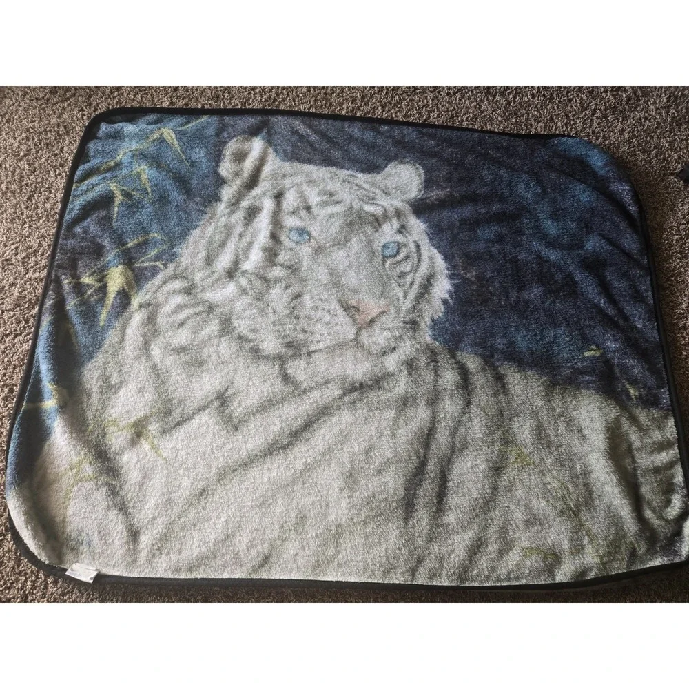 Wild Frontier White Tiger Plush Throw Blanket Blue Eyes‎ Animal Print 48x60 Soft